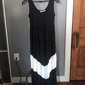 Black & white maxi dress - size small